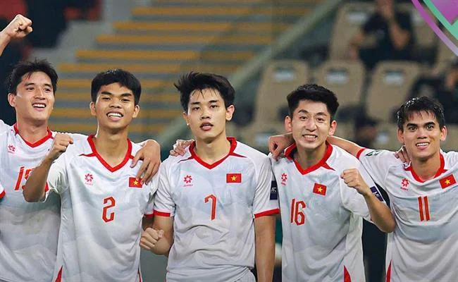 Hình ảnh trận đá gà Thomo đỉnh cao, với hai chiến kê đang giao đấu quyết liệt, khán giả cổ vũ. Màu sắc rực rỡ, không khí sôi động.